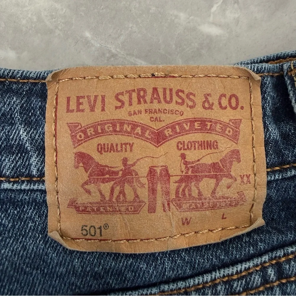 Women’s Levi’s Distressed Dark Wash Denim Jean Shorts Button Fly Raw Hem Size 27